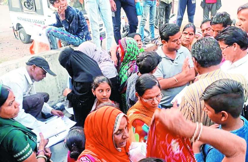 समय पर राशन नहीं मिलने पर हितग्राहियों के स्वर हुए मुखर - अधिकारियों को बताई परेशानी समय पर राशन नहीं मिलने पर हितग्राहियों के स्वर हुए मुखर - अधिकारियों को बताई परेशानी