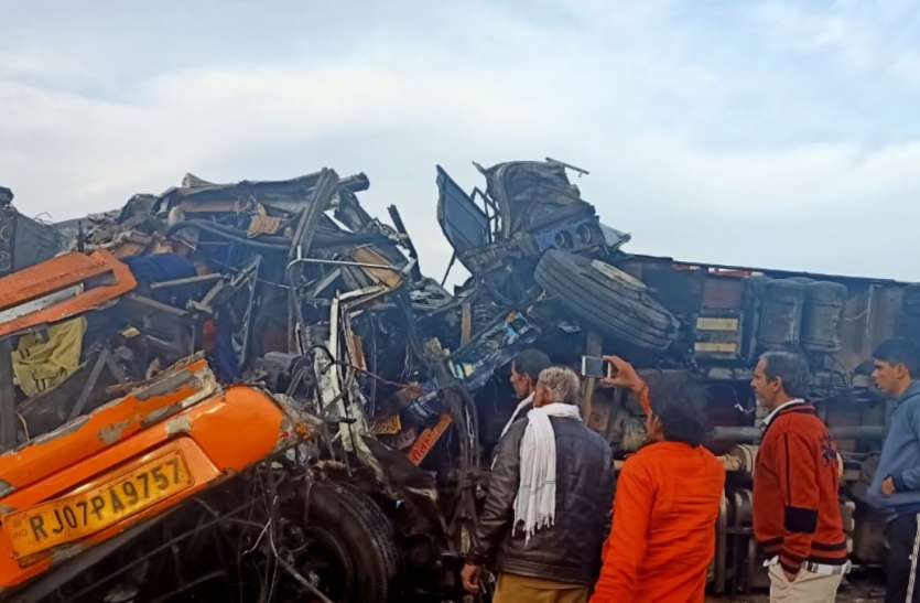 Bus and truck collision,12 killed in bikaner बीकानेर में भीषण सड़क हादसा,11 की मौत