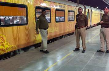 Train accident Tejas Express stopped at Firozabad railway station बिहार संपर्क क्रांति एक्सप्रेस से टकराया सांड, एक घंटे तक खड़ी रही तेजस ट्रेन, देखें वीडियो