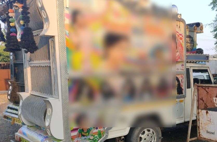 रास्ते में डीजे बजाना पड़ा महंगा, पुलिस ने पिकअप जब्त कर लाइसेंस किया निरस्त रास्ते में Dj बजाना पड़ा महंगा, पुलिस ने पिकअप जब्त कर लाइसेंस किया निरस्त