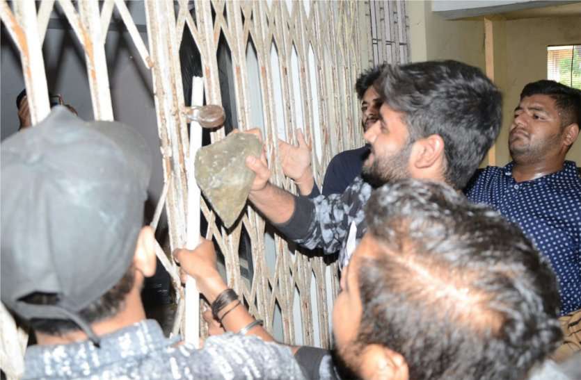 Why did the students try to break the lock क्यो छात्रों ने की ताला तोडऩे की कोशिश