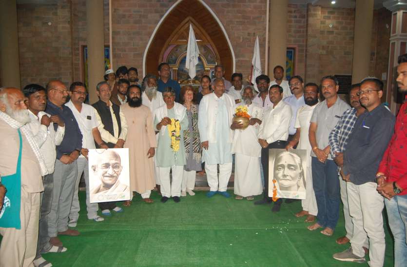 जय जगत यात्रा बापू के दर्शन को मेक्सिको को कोर्स में शामिल कर पढ़ा रहे अहिंसा का पाठ