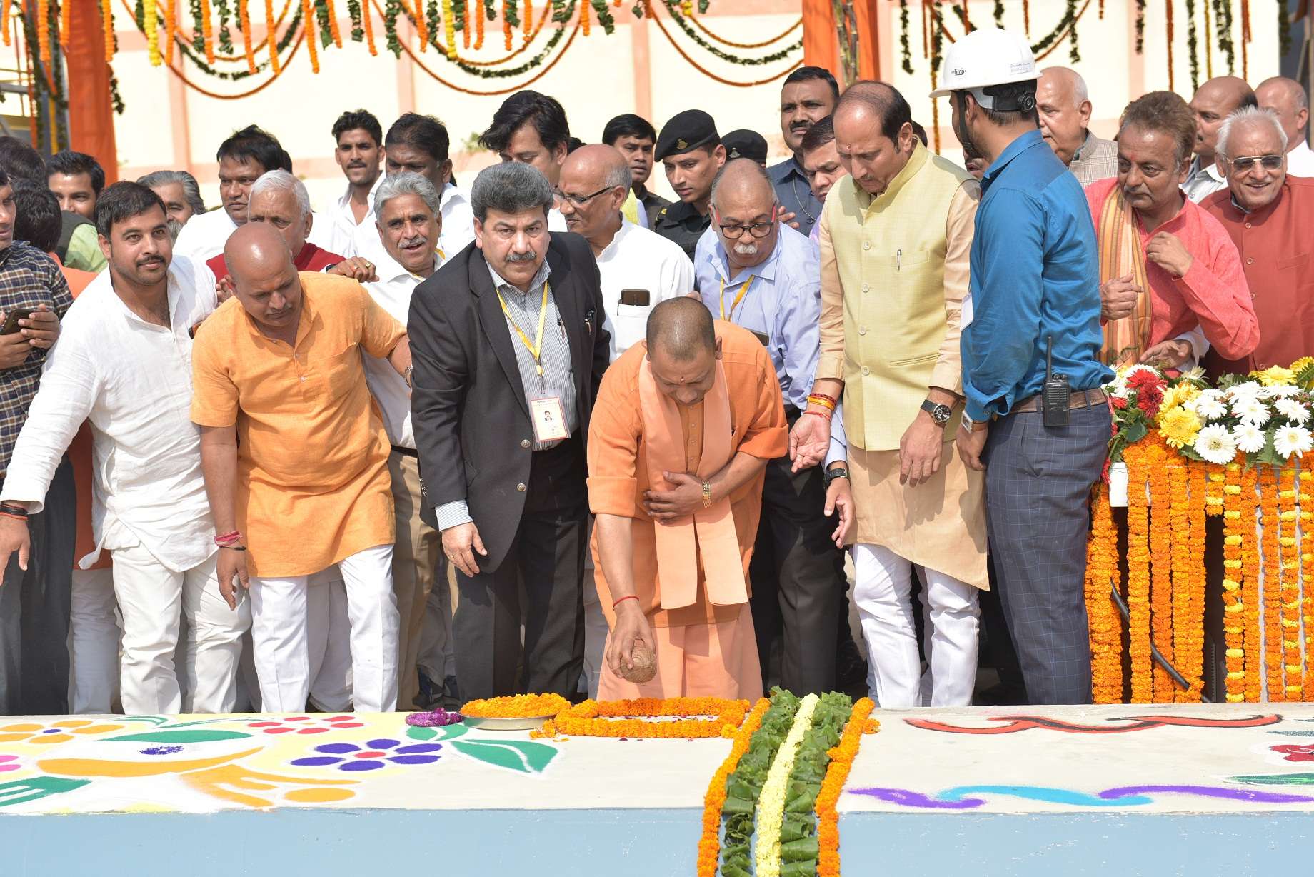 योगी का विपक्ष पर हमला, पिछली सरकारें चीनी मिलों को बेचती एवं बंद कराती थीं, हम नई मिलें और रोजगार दे रहें