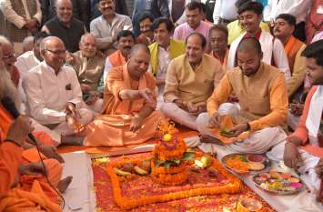 CM Yogi Adityanath inaugurated pipraich sugar factory new session योगी का विपक्ष पर हमला, पिछली सरकारें चीनी मिलों को बेचती एवं बंद कराती थीं, हम नई मिलें और रोजगार दे रहें