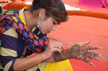 See mehndi competition held in sharad mahotsav in pictures शरद महोत्सव में हुई मेहंदी लगाओ प्रतियोगिता देखें तस्वीरों में