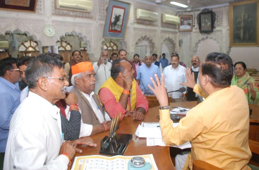 Councilors angry over the hoarding committee's investigation report होर्डिंग मामले की जांच ईओडब्ल्यू कराए, सभापति बोले-१५ दिन में हों नए टेंडर