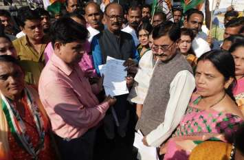Congress party workers handed over the memorandum to the collector to Video Story :कांग्रेस पार्टी कार्यकर्ताओं ने कलेक्टर को राष्ट्रपति के नाम ज्ञापन सौंपा।