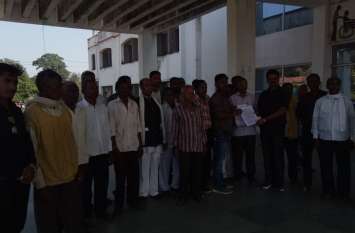 Pleaded with collector to get benefits of schemes कलेक्टर से योजनाओं का लाभ दिलाने लगाई गुहार