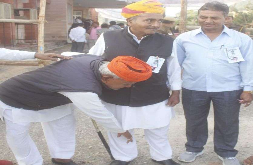 राजनीतिक मतभेद भुला लगाया गले राजनीतिक मतभेद भुला लगाया गले