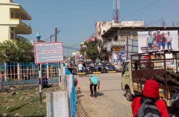 No overbridge facility, long wait for the gate to open ओवरब्रिज की नहीं सुविधा फाटक खुलने काफी इंतजार