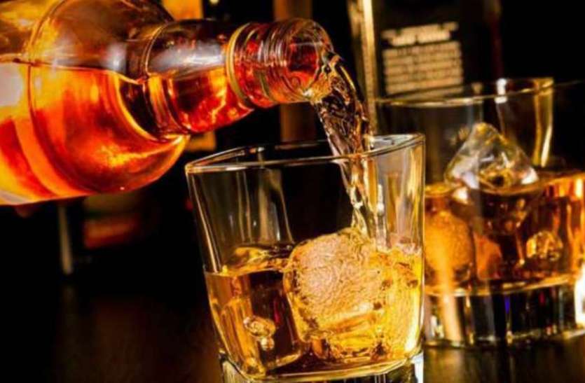 sitapur-police-arrested-2-man-with-inlegal-alcohal अवैध शराब के खिलाफ पुलिस ने एक घर में छापा, अवैध शराब की खेप के साथ दो तस्कर गिरफ्तार