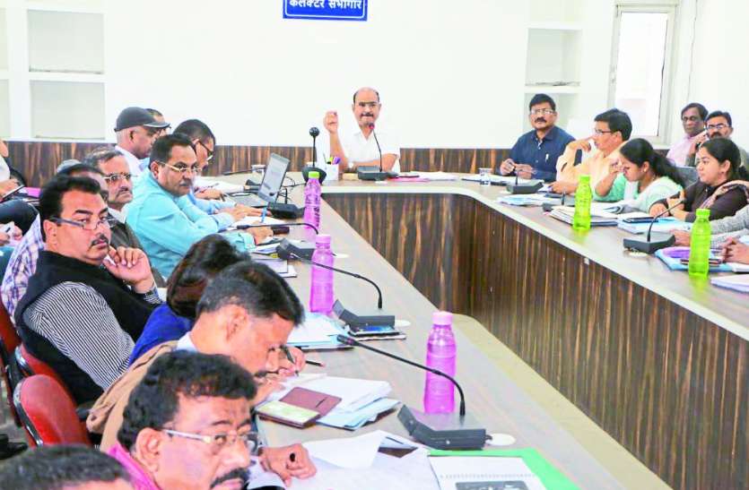 Deadline Meeting: Satna Collector reprimanded On CMHO 'आपकी पत्नी-बेटे जिस अस्पताल में डॉक्टर हैं, कम से कम वहां तो सही काम करवा लो'