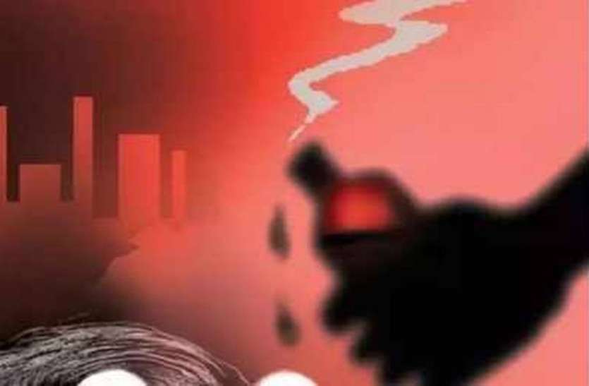 युवक ने पीया एसिड तो महिला ने गटक लिया टॉयलेट क्लीनर, युवक की मौत युवक ने पीया एसिड तो महिला ने गटक लिया टॉयलेट क्लीनर, युवक की मौत
