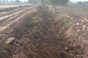 Contractor dug trenches in fields to get soil ठेकेदार ने मिट्टी लेने के लिए खेतों में खोद दी खाइयां