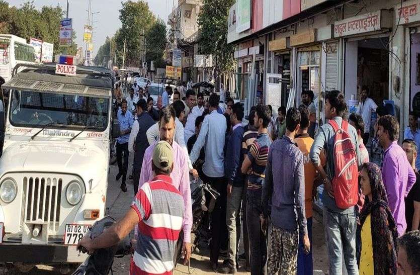युवक ने पहले खुद पर चाकू से वार किया फिर युवती का गला रेतने का प्रयास युवक ने पहले खुद पर चाकू से वार किया फिर युवती का गला रेतने का प्रयास