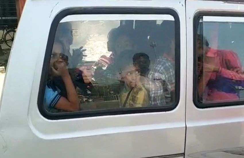 VIDEO : स्कूली वैन में एक के ऊपर एक बैठे थे 22 बच्चे, एक बच्ची को ड्राइवर गोद में लेकर दौड़ा रहा था गाड़ी