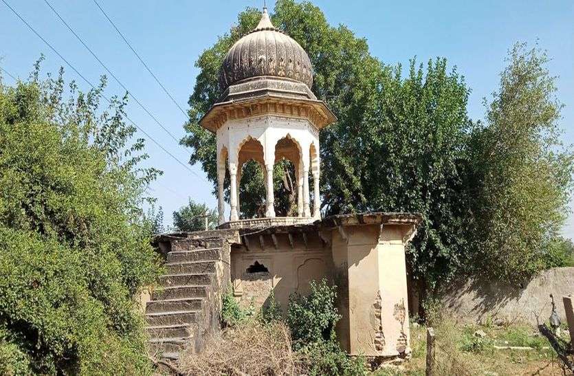 आभा खो रही ऐतिहासिक छतरी आभा खो रही ऐतिहासिक छतरी