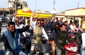 lekhpal protest against yogi government in azamgarh योगी सरकार की मुश्किल बढ़ाएंगे लेखपाल
