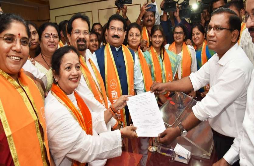 महापौर चुनाव में शिवसेना को मिला वाकओवर, भाजपा के साथ कांग्रेस-एनसीपी भी पीछे हटीं महापौर चुनाव में शिवसेना को मिला वाकओवर, भाजपा के साथ कांग्रेस-एनसीपी भी पीछे हटीं