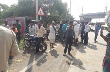 When someone got talking on mobile, someone had a car without number कोई मोबाइल पर बात करते मिला तो किसी के पास थी बिना नंबर की गाड़ी