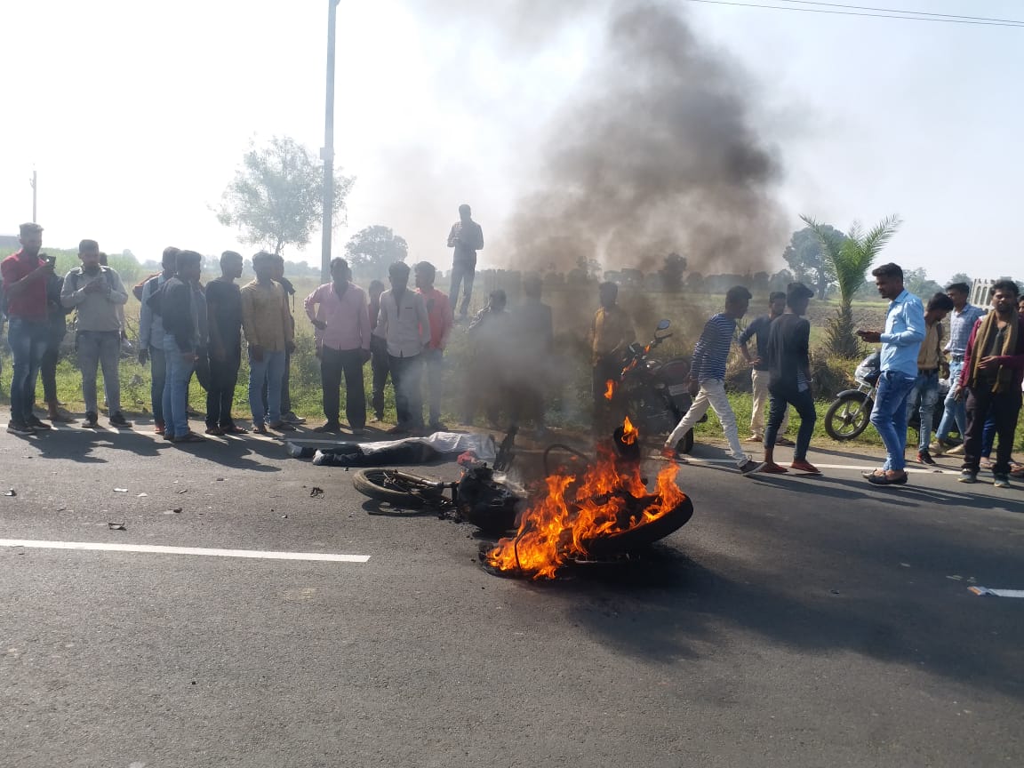 दुर्घटना के बाद बाइक में हुआ ब्लास्ट लगी आग पढ़े, बाइक और पिकअप की भिड़ंत में दो युवकों की मौत