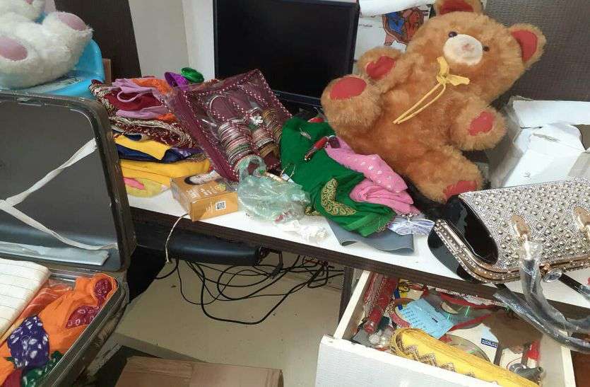 Broke the forest and entered the house, sixty thousand goods crossed जंगला तोड़ मकान में घुसे, साठ हजार का माल पार