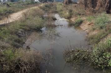 Rajaura Kalan minor's track broken, fields filled with water रजौरा कलां माइनर की पटरी टूटी, खेतों मेंं भरा पानी