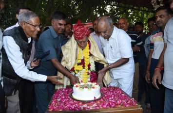 age hundred zeal high उम्र सौ बरस की, जज्बा जवान सा