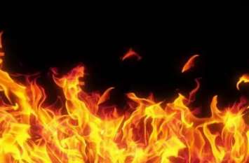 One man injured by blast tha cylinder in home sitapur मुंडन संस्कार वाले घर में आग लगते ही सिलेंडर में हुआ धमाका, घरों की छतों को देख लोग हुए भयभीत और फिर मचा कोहराम...