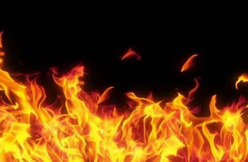 one-man-injured-by-blast-tha-cylinder-in-home-sitapur मुंडन संस्कार वाले घर में आग लगते ही सिलेंडर में हुआ धमाका, घरों की छतों को देख लोग हुए भयभीत और फिर मचा कोहराम...