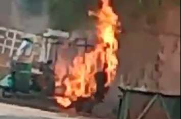 mechanic saved after auto rickshaw caught fire at town hall jodhpur ऑटो रिपेयर करने के दौरान अचानक लगी आग, झुलसने से बाल-बाल बचा मैकेनिक