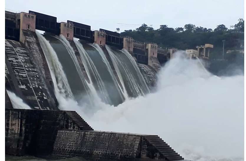 mandsaur file photo गांधीसागर बांध में पानी की आवक तेज, 14 गेट खोले