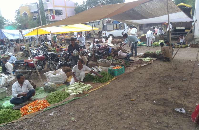 hoshnagabad, harda, khirkiya, haat bajar, 80 lakh project तीन साल पहले मिल चुकी है जमीन, अब तक नहीं बना 80 लाख का हाट बाजार