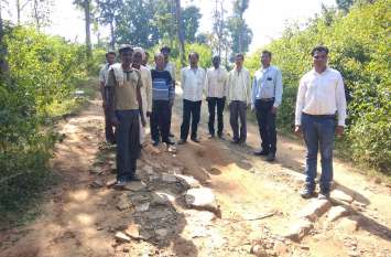 Road of this village was not built after boycott election boycott election : चुनाव का बहिष्कार करने के बाद नहीं बनी इस गांव की सडक़