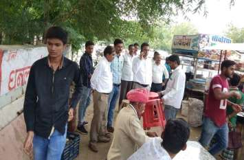 Encroachment outside Patwari Vishranti Bhavan पटवारी विश्रांति भवन के बाहर ही अतिक्रमण