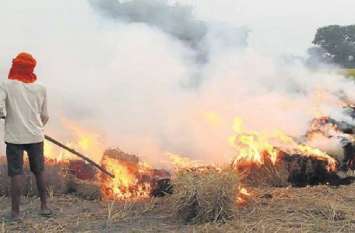 case file against many farmers in up after Burning straw सीएम के शहर में पराली जलाने वाले 45 और डिप्टी सीएम के शहर में 12 किसानों पर दर्ज किया गया केस