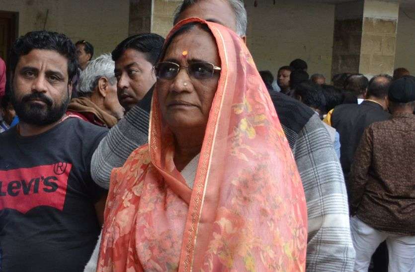पांच बार चुनाव जीत चुकी सभापति कमला दगदी को पहले पत्नी ने तो अब की बार पति ने हराया पांच बार चुनाव जीत चुकी सभापति कमला दगदी को पहले पत्नी ने तो अब की बार पति ने हराया