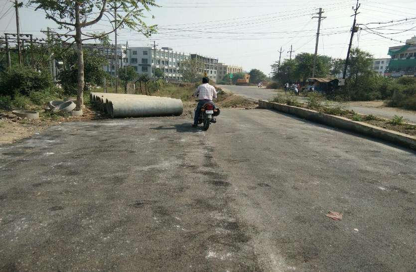संकेतक नहीं होने से हो रहे हादसे, वहीं उड़ती धूल से रहवासी परेशान संकेतक नहीं होने से हो रहे हादसे, वहीं उड़ती धूल से रहवासी परेशान