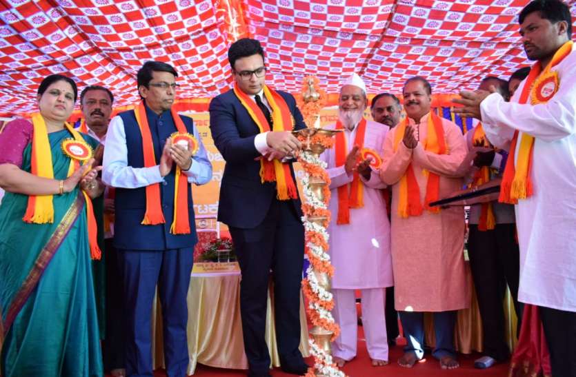 शाही परिवार की चित्रकारी देख खुश हुए यदुवीर शाही परिवार की चित्रकारी देख खुश हुए यदुवीर