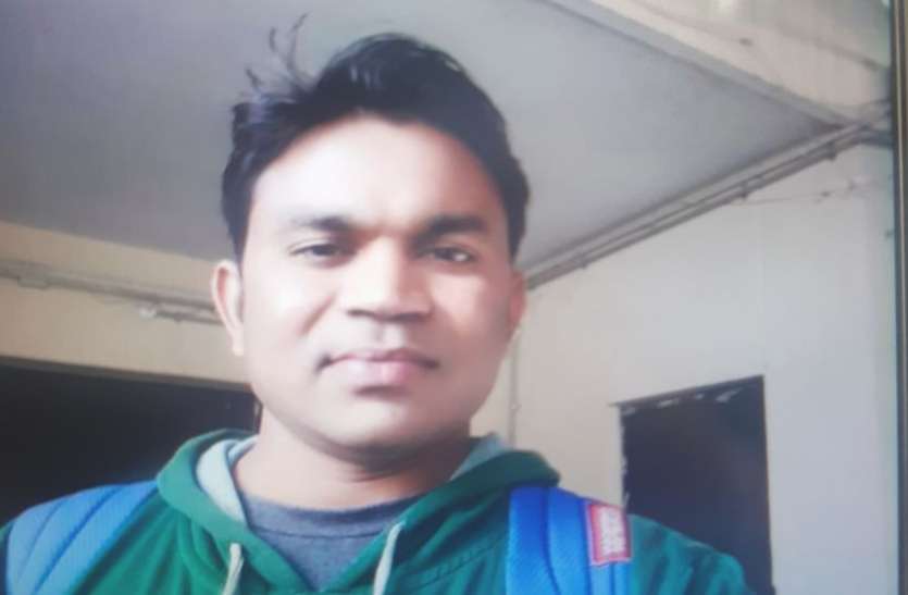 डेली कॉलेज के गेट के पास संदिग्ध अवस्था में पड़ा मिला मेडिकल छात्र का शव, मचा हडक़ंप डेली कॉलेज के गेट के पास संदिग्ध अवस्था में पड़ा मिला मेडिकल छात्र का शव, मचा हडक़ंप