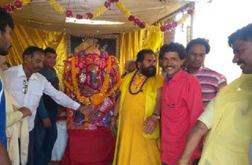 The stolen statue was established again in 1993 1993 में चोरी हुई प्रतिमा फिर वहीं हुई स्थापित
