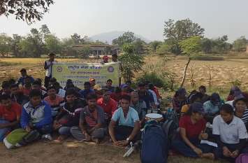 Volunteers singing Devi's songs in cleaning देवी के जसगीत गाते हुए सफाई में उतरे स्वयं सेवक, ग्रामीण भी हो लिए साथ