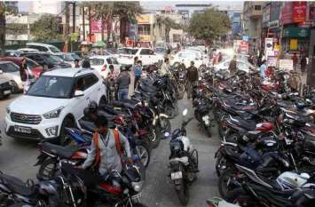 Businessmen now threatened to close due to parking मनमाने पार्किंग शुल्क से घबराए व्यापारी, अब दुकानें बंद करने की दी धमकी