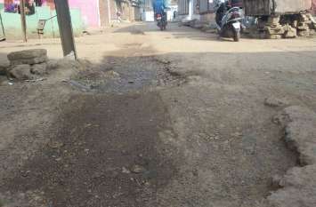 Situation of the mess in the ward where the collector went जिस वार्ड में कलेक्टर गए थे निरीक्षण करने वहां आज भी गंदगी के हालात