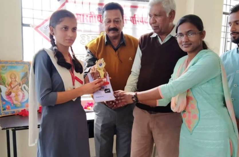 college-administration-provide-gift-for-student-in-sitapur रानी लक्ष्मीबाई की जयंती पर कॉलेज में हुआ भव्य आयोजन, प्रतियोगिता के दौरान छात्रों को दिया गया यह तोहफा..