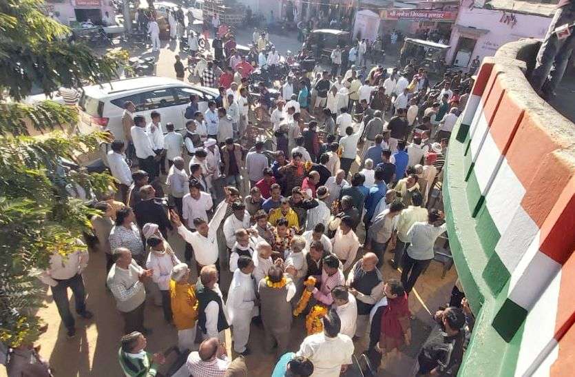 नीमकाथाना में कांग्रेस ने फिर दोहराई जीत, निर्दलीयों को हाथ लगी सिर्फ 4 सीट नीमकाथाना में कांग्रेस ने फिर दोहराई जीत, निर्दलीयों को हाथ लगी सिर्फ 4 सीट