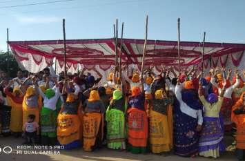 Women protested by waving sticks महिलाओं ने लाठियां लहराकर किया विरोध-प्रदर्शन