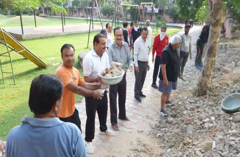 लोग खुद ही जुट गए पार्क से मलबा-पत्थर उठाने Jaipur लोग खुद ही जुट गए पार्क से मलबा-पत्थर उठाने