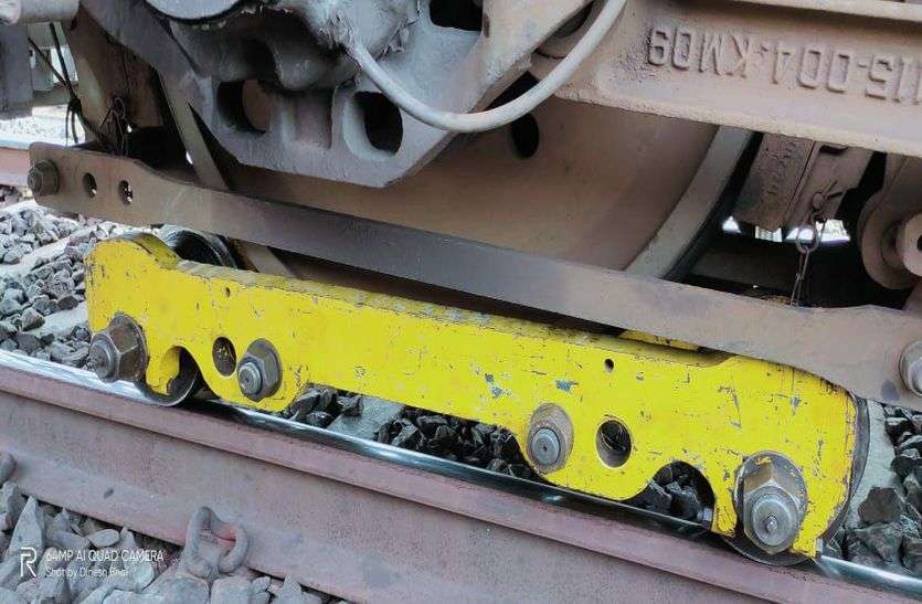 Engine wheel jam on Mumbai-Delhi track VIDEO मुंबई-दिल्ली ट्रैक पर इंजन का व्हील जाम, 3 घंटे तक रूट बंद