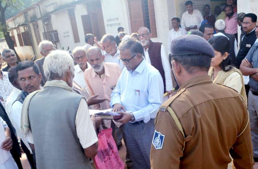 पटवारी को बर्खास्त कर 1 माह में पूरा कराओ 10 हजार तरमीम व सीमांकन के 100 प्रकरण पटवारी को बर्खास्त कर 1 माह में पूरा कराओ 10 हजार तरमीम व सीमांकन के 100 प्रकरण